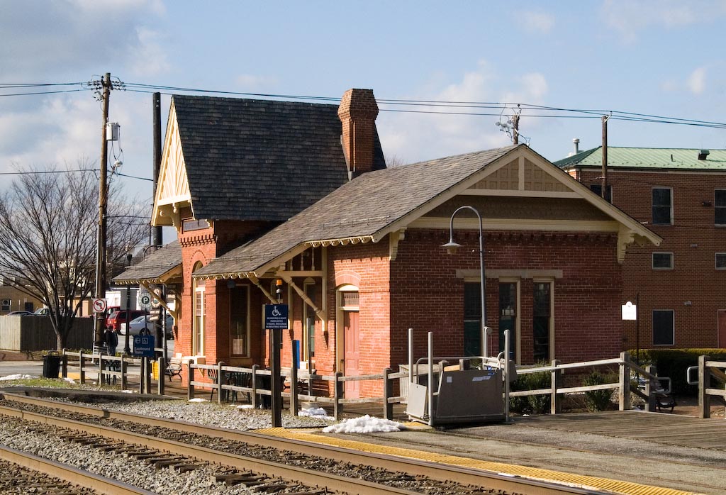 Gaithersburg_train_station_1
