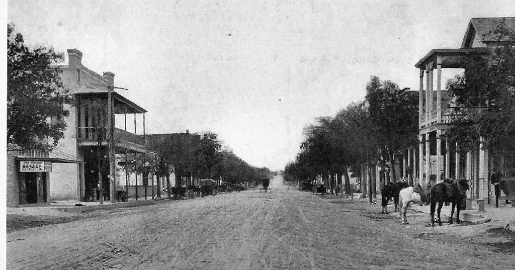 1024px-boerne_main_street