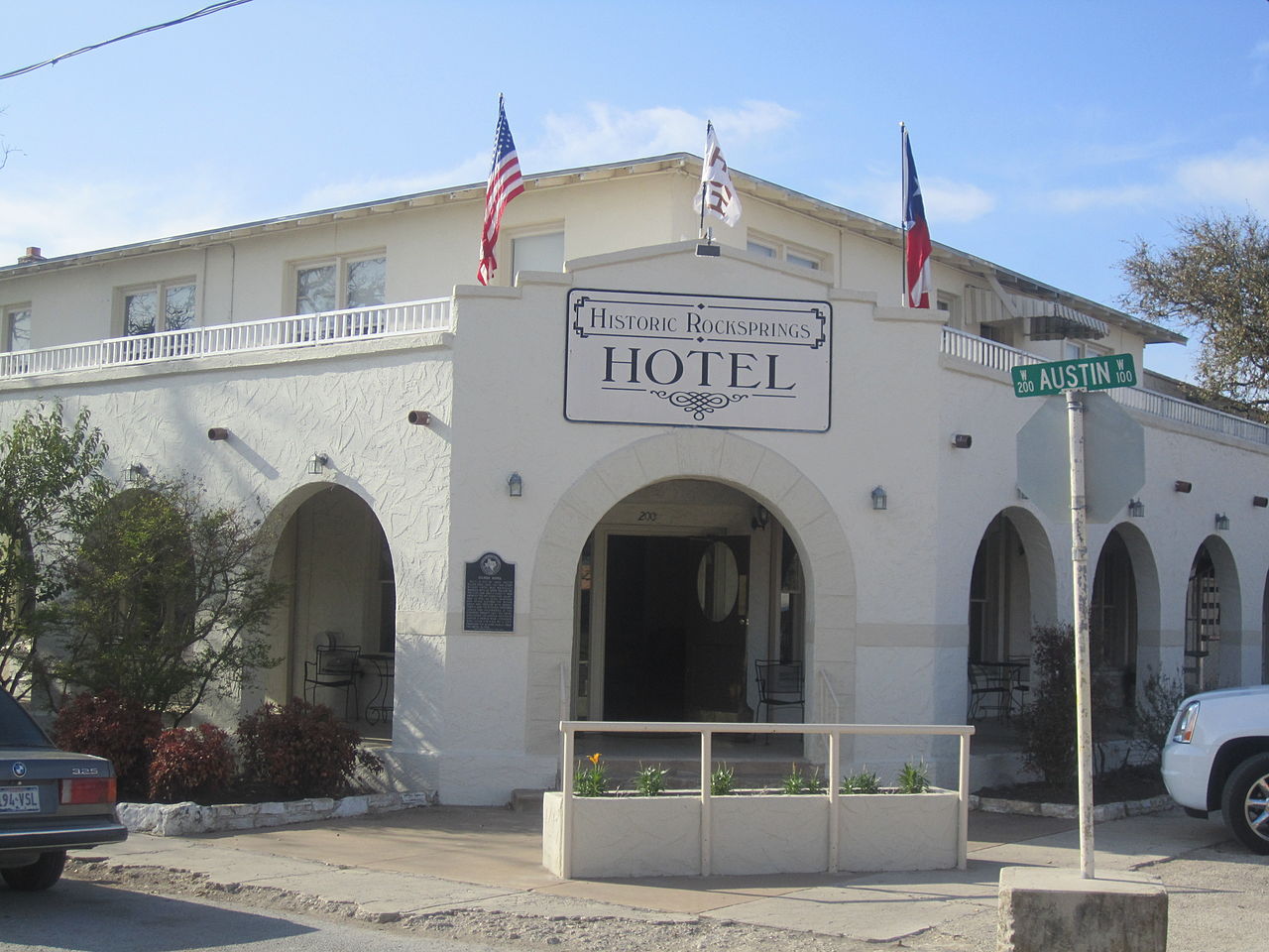 1280px-historic_rocksprings_tx_hotel_img_1349