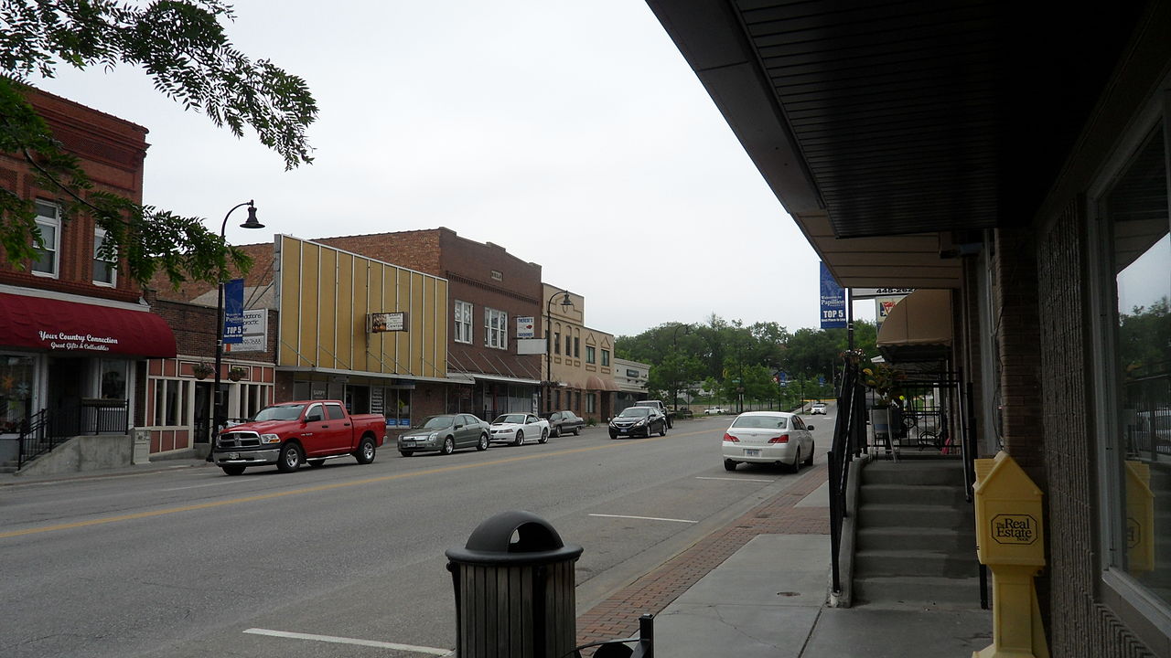 1280px-Downtown_Papillion,_Nebraska