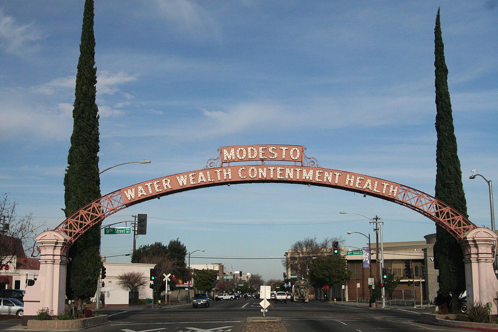 1024px-Modesto_Arch
