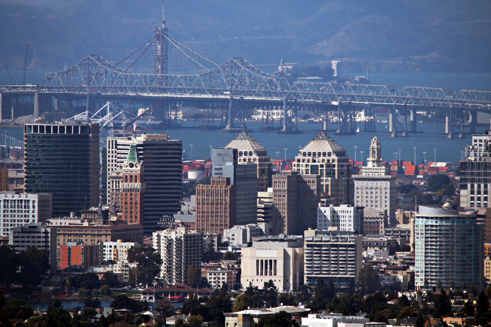 OAKLAND,_CA,_USA_-_Skyline_and_Bridge